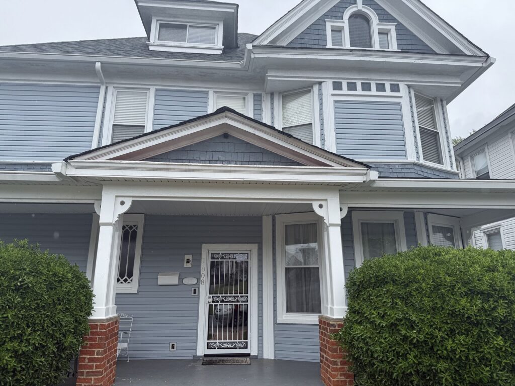 A home with light grey house siding in Virginia.